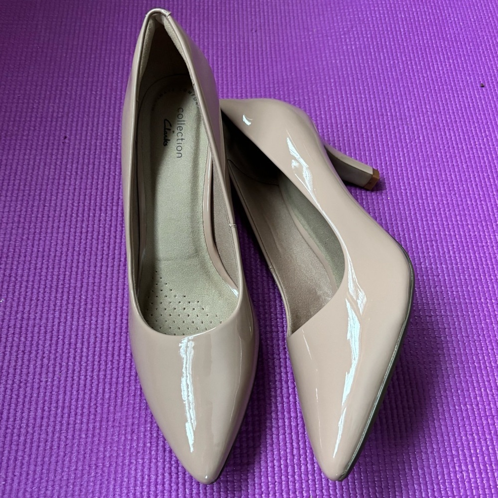 Clarks | Women's Nude Patent Pumps 💕